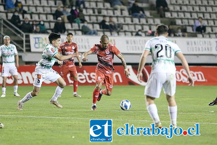 El volante central Álvaro Césped intentando pasar la marca rival.