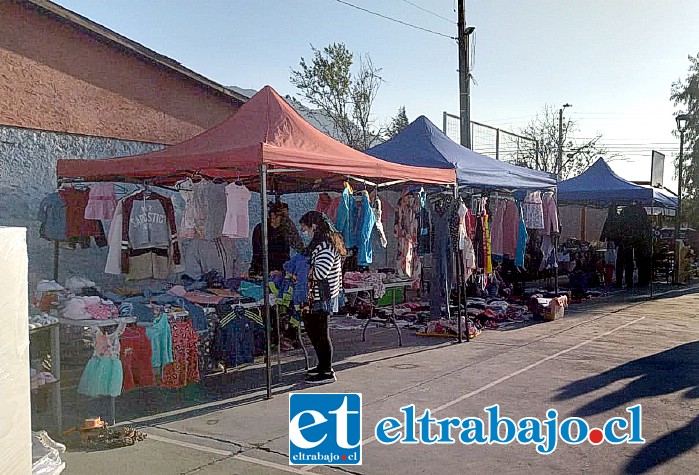 Numerosos toldos con venta de ropa instalados en la feria de Villa Las Acacias I Etapa.