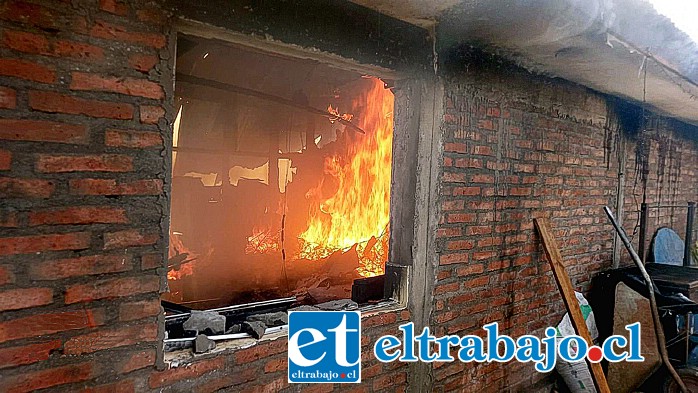 A la llegada de Bomberos el incendio se encontraba en fase de libre combustión. (Foto: Emergencia Santa María)