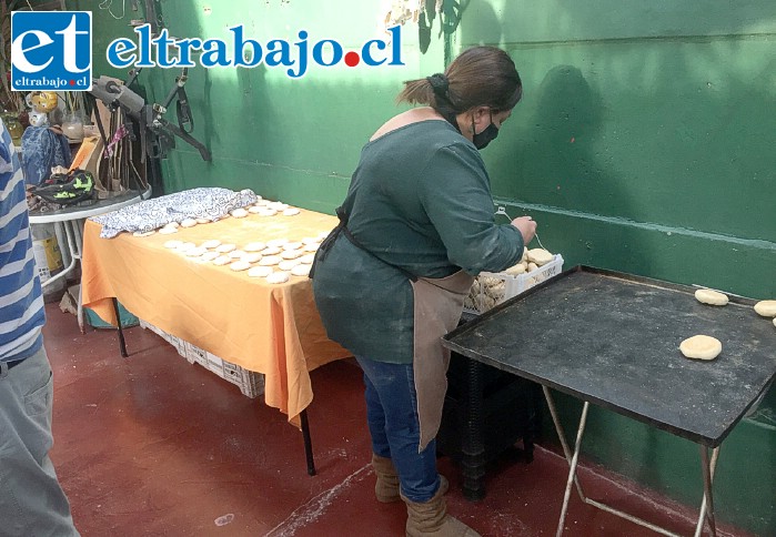 Soledad Olivares, jefa de la Panadería Popular, colocando los panes en el horno.