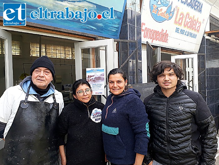 Mirta Valle, de pescadería ‘La Caleta’, tercera de izquierda a derecha, junto a sus trabajadores que esperan a sus clientes en Avenida Yungay, al costado de la feria central.