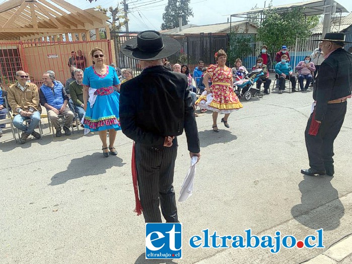 El folklore siempre presente y más específicamente la cueca. En la imagen, las parejas se preparan para bailar un pie.