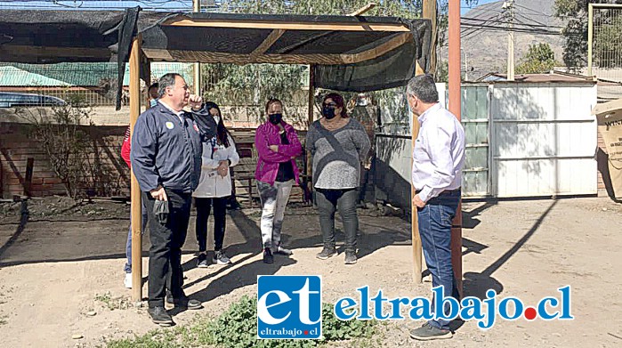 El Seremi del Deporte Quinta región a la izquierda junto al CORE Eduardo León Lazcano conversando con dirigentes del sector.