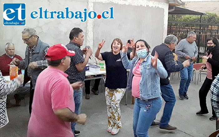 Bailando a todo ritmo vecinas y vecinos de Villa Padre Hurtado, celebrando las fiestas patrias.