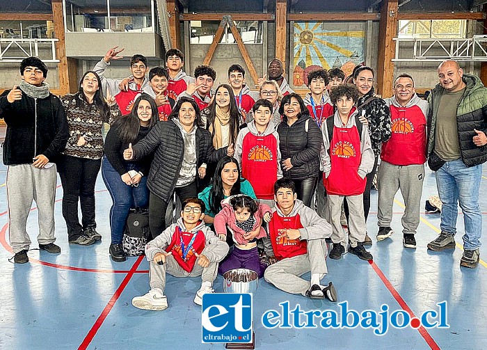 Los campeones junto sus padres y apoderados celebran el título.