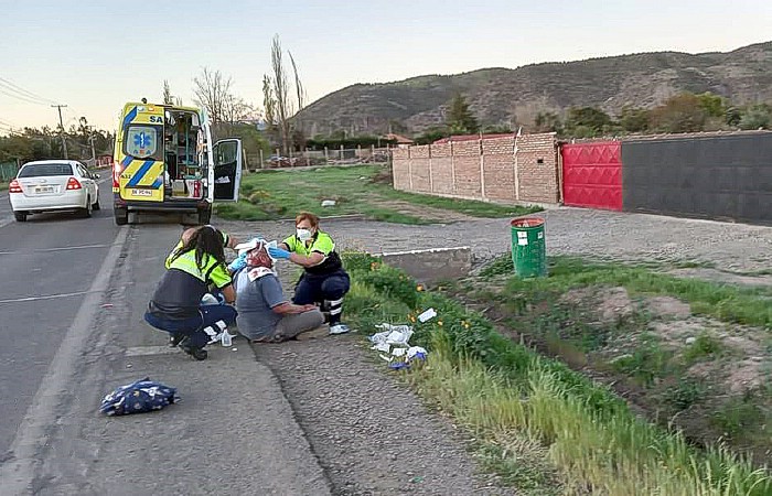 El afectado, adulto mayor, siendo atendido por personal del SAMU. (Foto: Putaendoinforma.com)