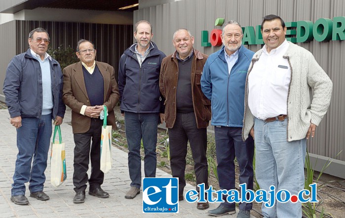 Feriantes sanfelipeños de Afema junto al gobernador regional visitaron el banco de alimentos del Mercado Mayorista Lo Valledor.