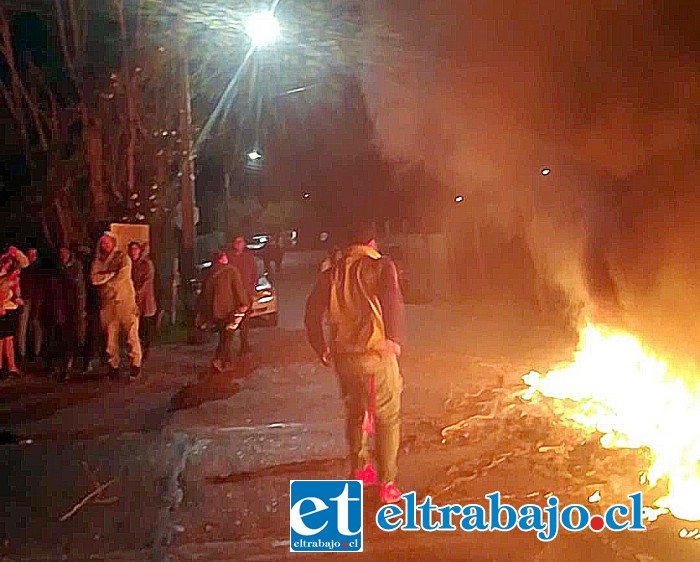 Con barricadas vecinos del sector de Las Coimas protestaron ante falso proyecto de construcción de tranque en Algarrobal.