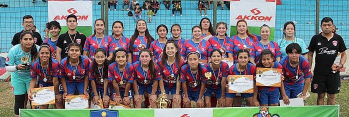 La delegación femenina de la escuela de fútbol ‘Futuros Cracks’ de Catemu, quienes se trajeron el primer y tercer lugar del torneo ‘Copa Quevedo Ciudad del Río’ en Ecuador.