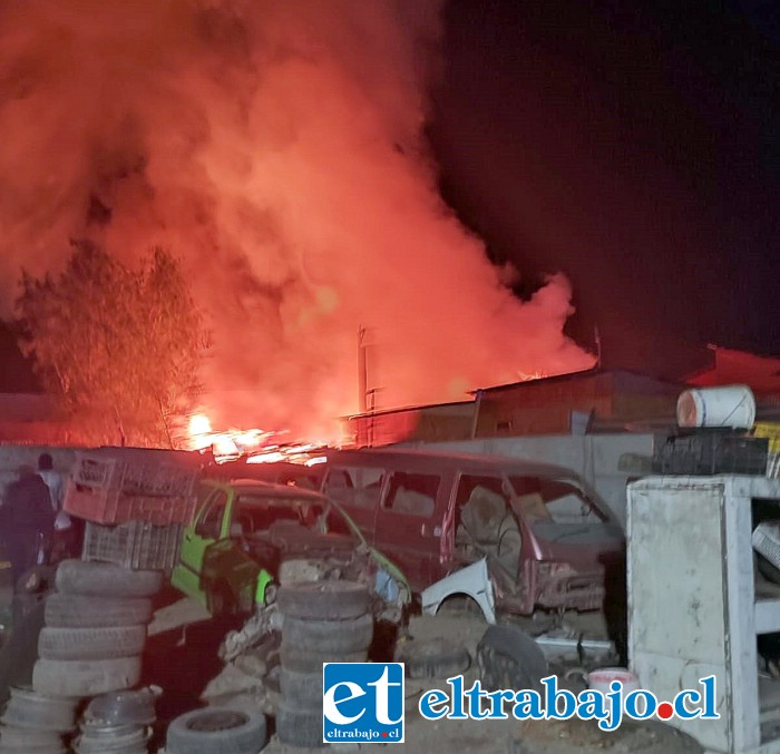 Fuego consumió cinco casas en toma de terreno cercana a la Villa Yevide.