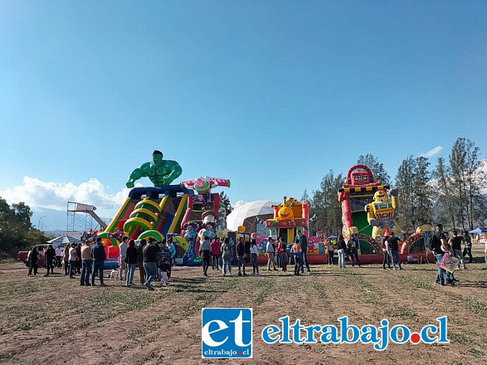 La ciudad de juegos inflables donde se aprecia a niños y adultos disfrutando de las fiestas.