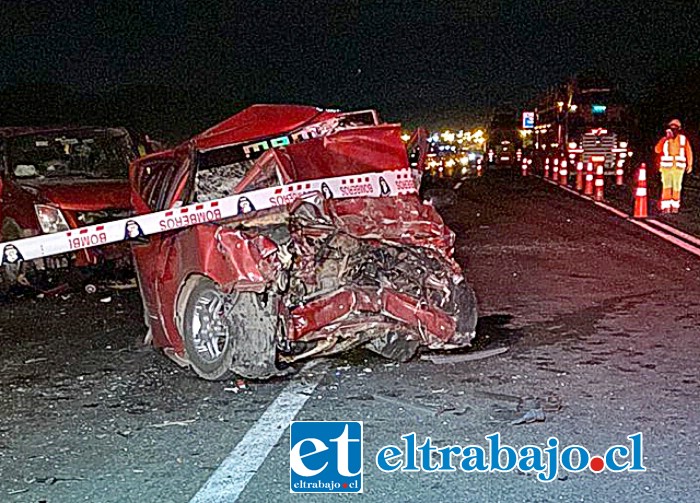 El estado en que quedó el vehículo que conducía el joven da cuenta de la magnitud del impacto. (Foto Bomberos Los Andes-Calle Larga).