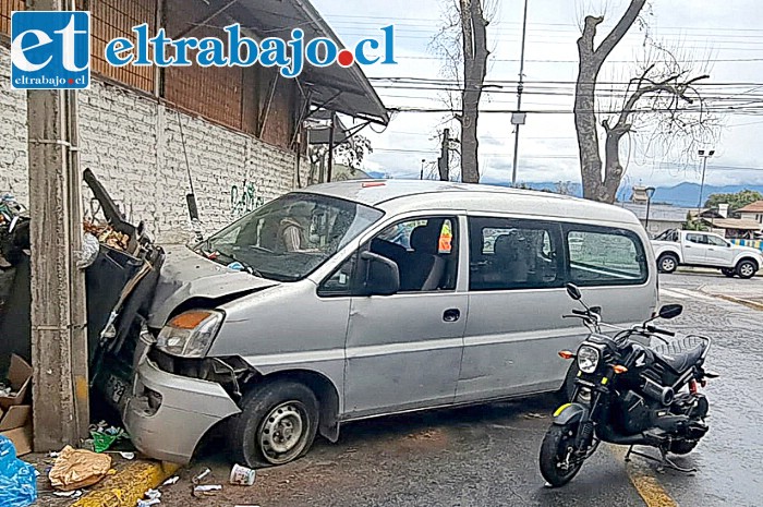 Así terminó el furgón luego que su conductora perdiera el control y se estrellara contra una señalética y un contenedor de basura.