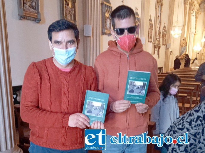 El escritor Marco López Aballay (izquierda), responsable del proyecto, junto a Juan Miranda, uno de los integrantes del taller.