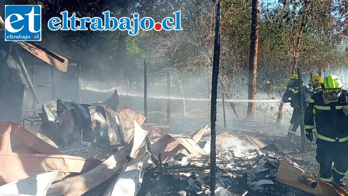 Bomberos trabajando para extinguir el fuego.