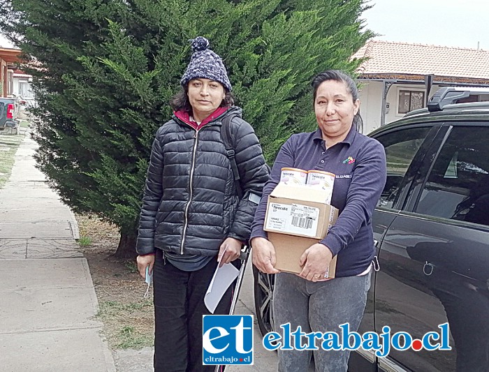 Valeria Segura junto a Elizabeth Lara este miércoles en San Esteban, al momento de entregarle la leche.