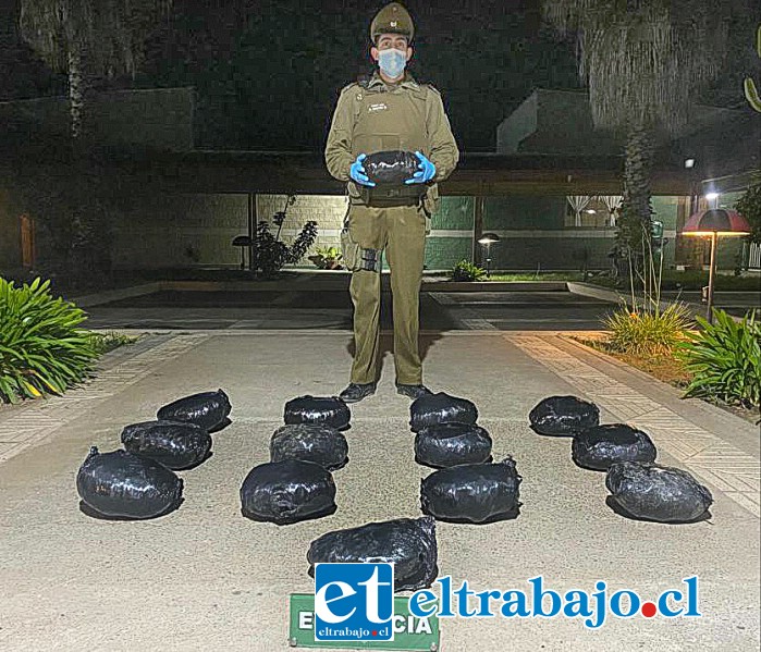 Más de 14 kilos de marihuana elaborada portaba el sujeto en su automóvil, escapando contra el tránsito por plena carretera al verse acorralado.