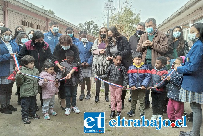 Autoridades y la comunidad del Liceo Bicentenario Corina Urbina cortaron la cinta para inaugurar la estación de medición de la calidad del aire.