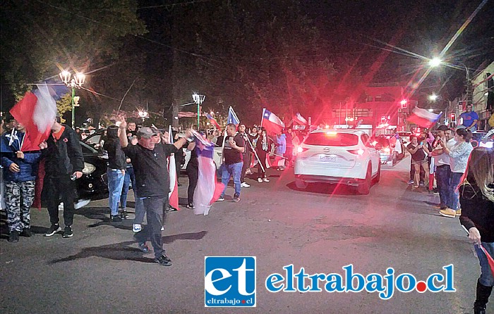 Cientos de personas llegan a celebrar a la Plaza de Armas de San Felipe.