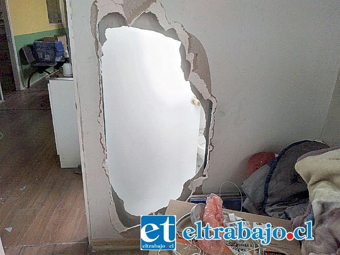 Este fue el daño que provocaron en la pared para ingresar al establecimiento.