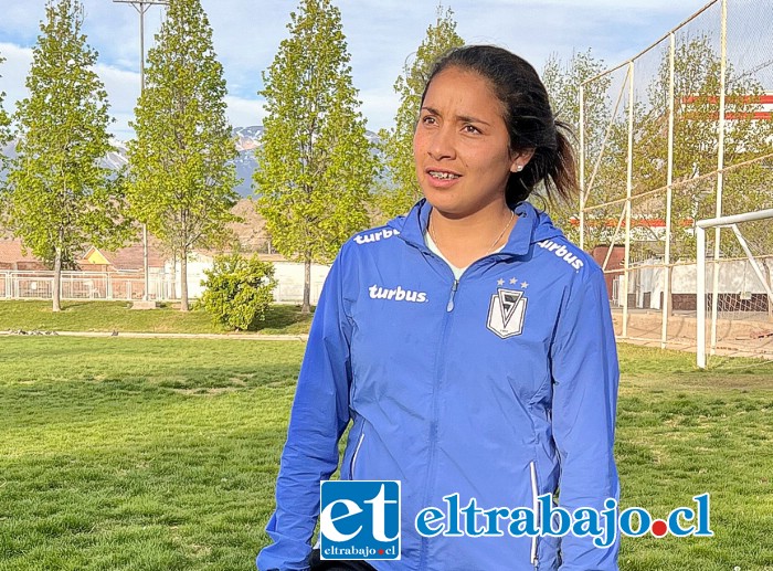 Adriana es la cuarta de cinco hermanos, tiene 21 años de edad y un gran futuro en el fútbol profesional.