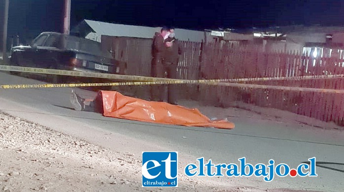 El cuerpo de la víctima quedó tendido en el suelo tras recibir una certera estocada en el tórax.