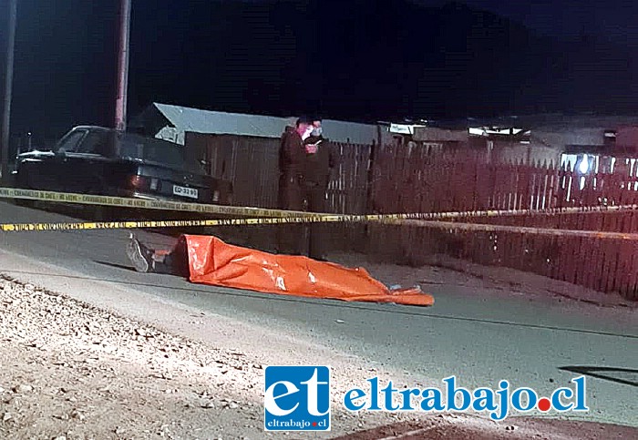 El cuerpo de la víctima yace en el suelo, cubierto con la manta cubre cadáveres, en plena vía pública en la Toma Yevide.