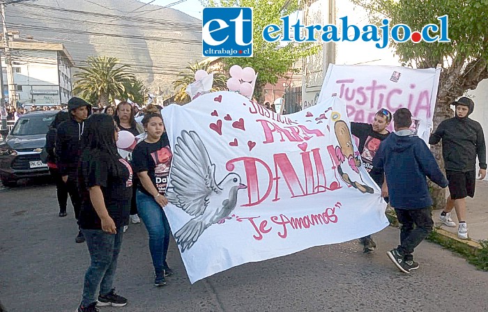 Los marchantes portaban banderas, lienzos y pancartas exigiendo justicia para la pequeña Daila.