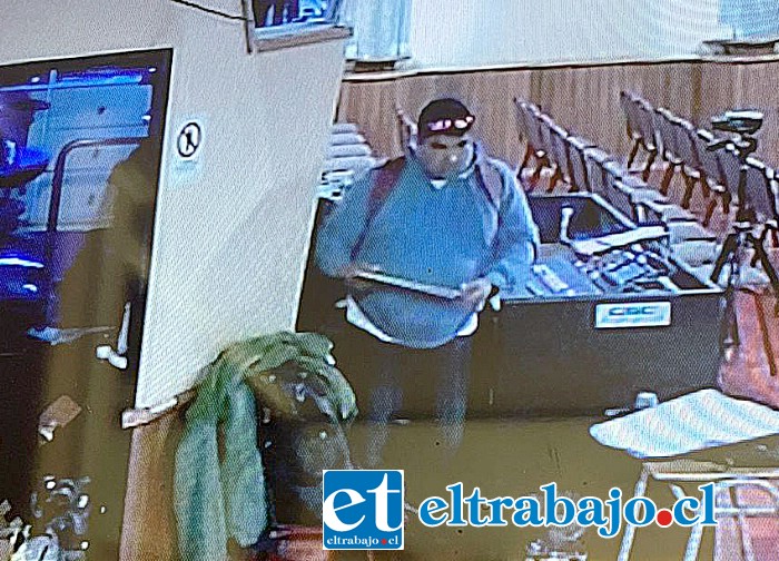 En plena faena y con total calma el delincuente robó los notebook.