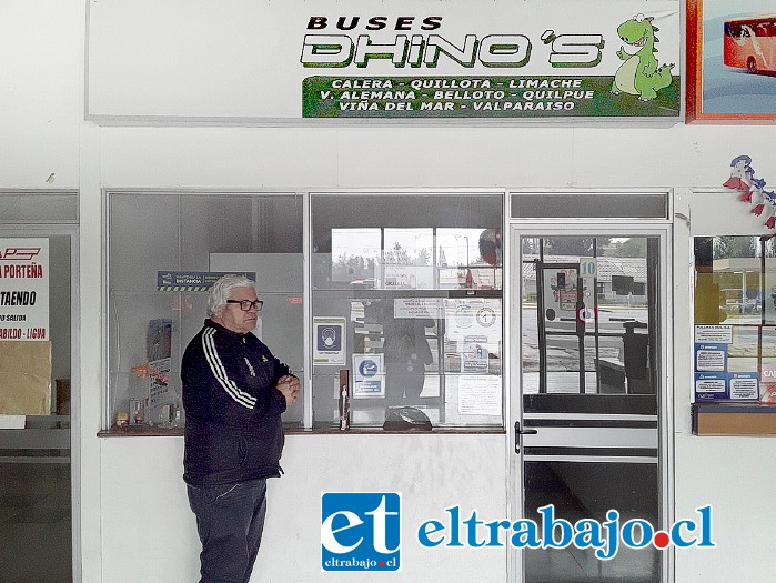 Nelson Leiva, administrador del terminal de buses San Felipe, frente a la oficina cerrada de la empresa Dhino’s.