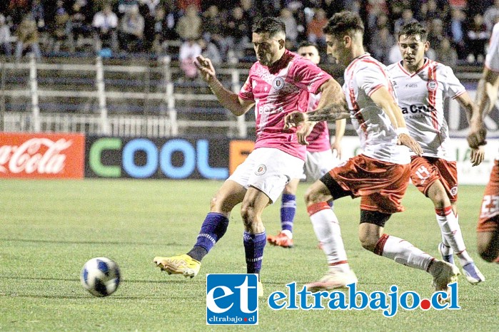 Enzo Ormeño trata de cortar un ataque de Santa Cruz. (Foto: Prensa Deportes Santa Cruz)