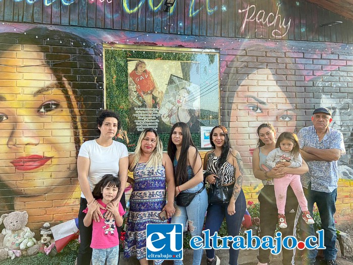 Su madre, segunda de izquierda a derecha, junto a amigas y amigos en el mural que se pintó en honor a ‘Pachy’, joven que era muy querida entre sus amistades.