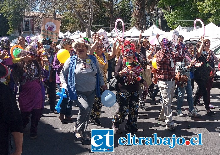 En el ‘Carnaval de Personas Mayores’ se realizó un pasacalles alrededor de la Plaza de Armas, en el marco del ‘Mes de las Personas Mayores’.