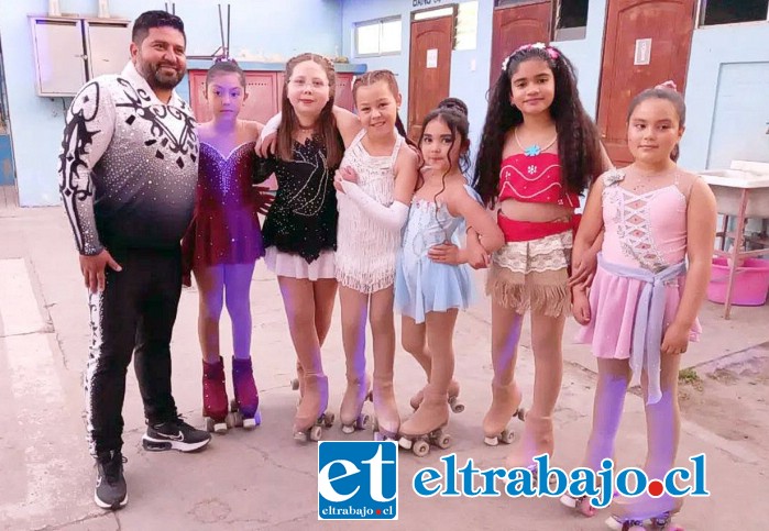 Guillermo Brito junto a patinadoras del Club de Patinaje ‘Fantasía Sobre Ruedas’ de Putaendo.