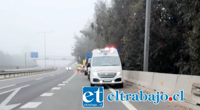 La ambulancia en el lugar del accidente que costó la vida a un joven de 24 años de edad. (Gentileza Red Aconcagua - TV Mas)