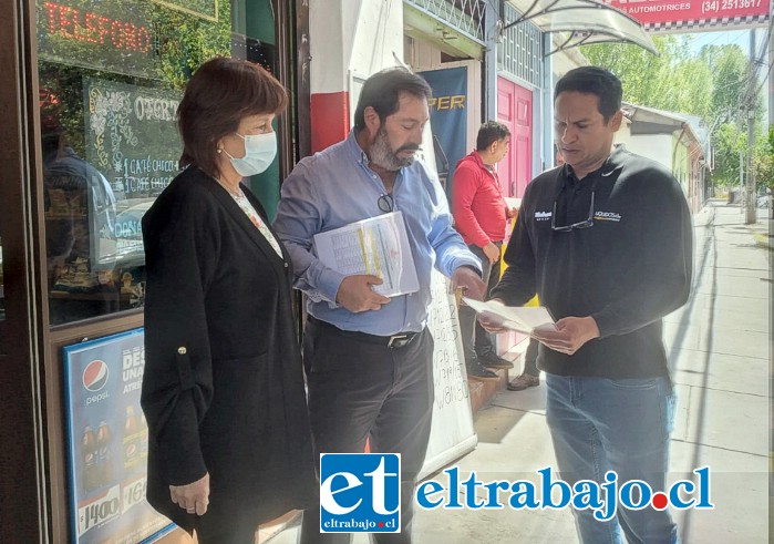 Municipio entregó alarmas comunitarias a comerciantes y vecinos de la alameda Yungay, entre Chacabuco y Santo Domingo.