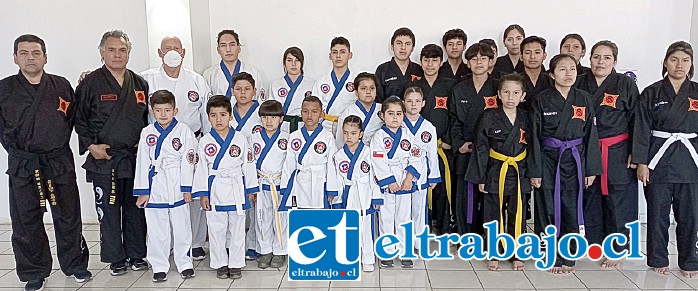 Los actuales integrantes del taller Hodori Karate perteneciente al club ‘Marcela Sabaj’, posan junto a sus maestros y formadores.