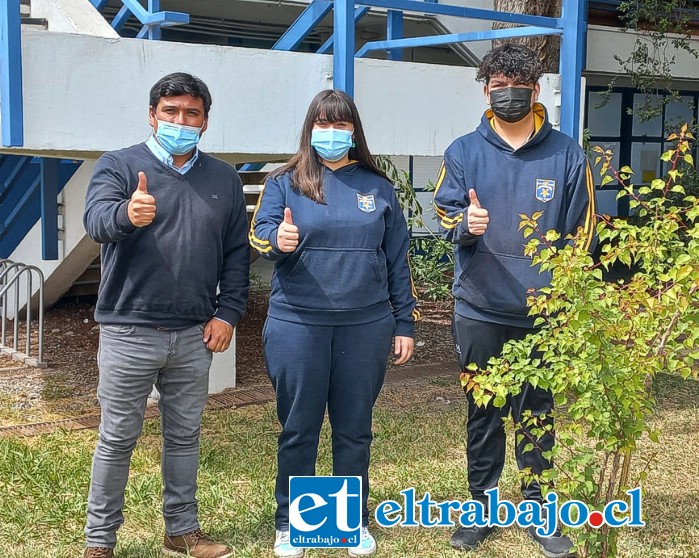 Profesor Juan Muñoz Parada y los estudiantes Celeste Navarrete Arancibia y Sebastián Pérez Báez, del Liceo Amancay.