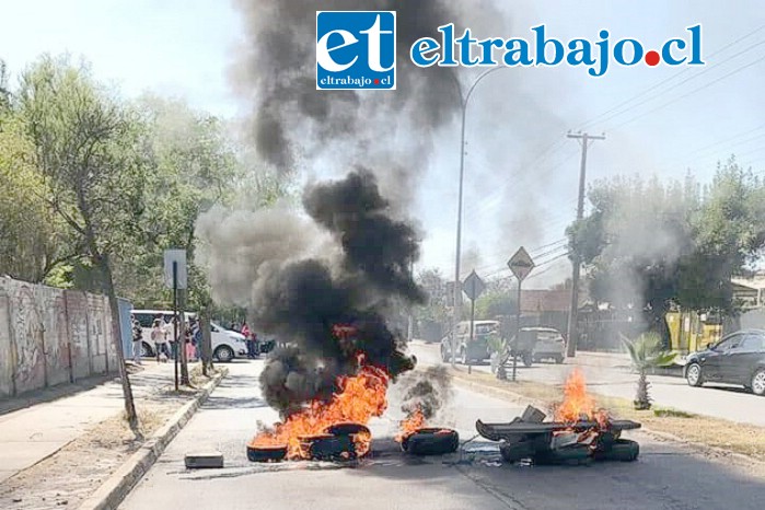 Barricadas en Avenida Miraflores, a pasos del Hospital San Camilo, en noviembre de 2019, pleno estallido social. Imágenes que la inmensa mayoría de los chilenos desean no volver a vivir.