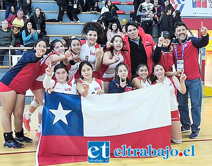 El equipo del Colegio Cordillera festeja el título ganado de manera invicta y en el que no cedió un solo set.