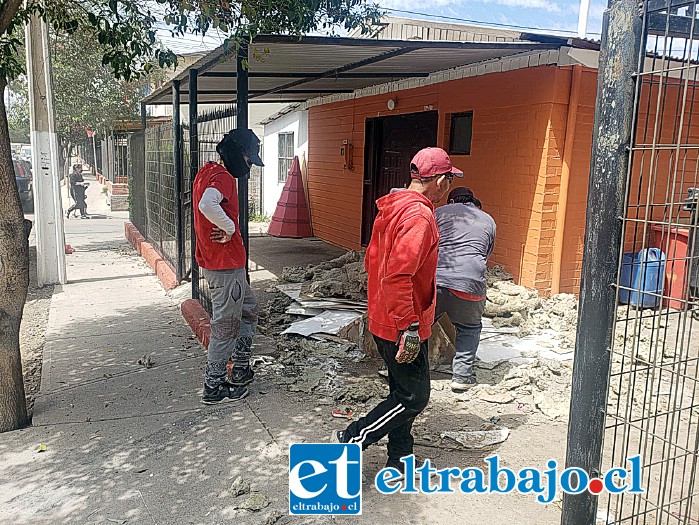 Personal trabajando en la remodelación de la sede vecinal de Villa Curimón Segunda Etapa.