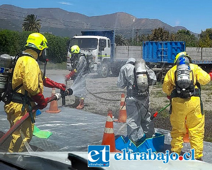 A las personas expuestas se les recomendó lavar sus manos, su ropa y si es necesario una ducha, ya que el agua es el elemento que permite que la sustancia se diluya.