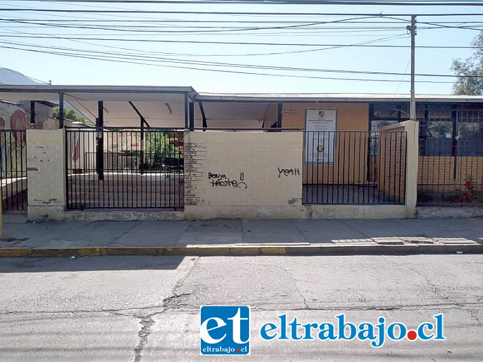 Frontis de la escuela Manuel Rodríguez de San Felipe, donde hay ocho profesores contagiados con Covid y no se han suspendido las clases.