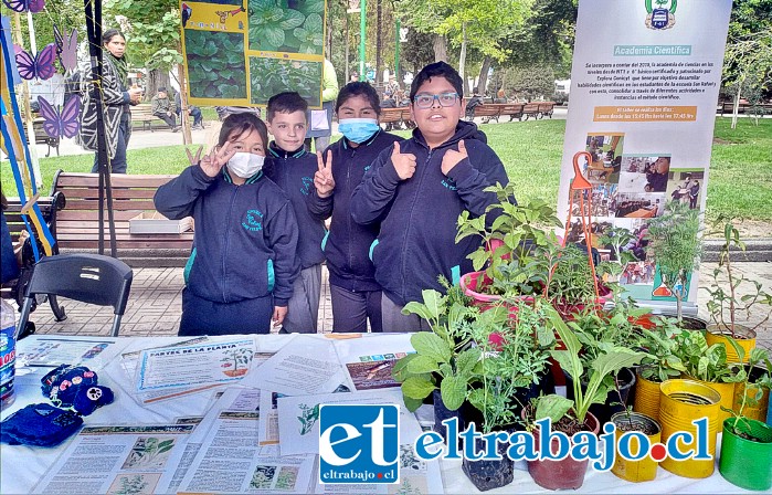 Estudiantes de la Escuela San Rafael expusieron sobre plantas y reciclaje.