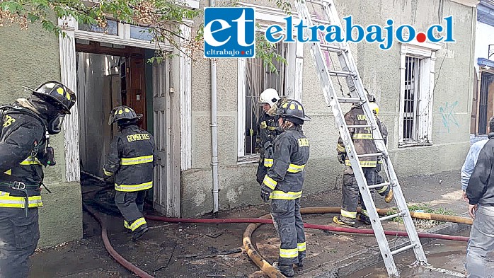 Voluntarios de Bomberos se preparan para ingresar a la casa de Cristian Salgado en calle Carlos Condell 145.