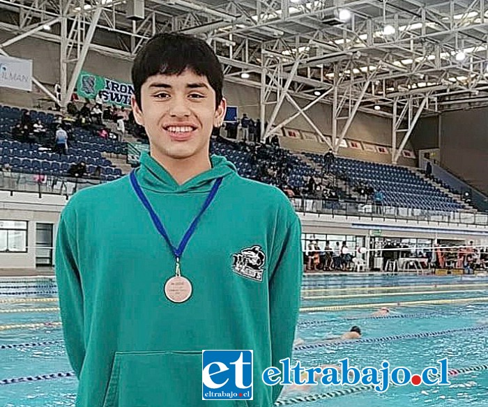 Joaquín Valdés mostrando una de sus tantas medallas obtenidas.