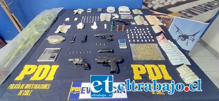 La policía logró incautar cocaína, pasta base, marihuana, ketamina, además de un revólver calibre 22, un arma a fogueo adaptada, una pistola con dos cargadores y una de aire comprimido, municiones y dinero en efectivo.