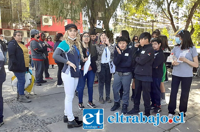 Estudiantes de establecimientos municipalizados participaron de esta feria cuyo enfoque estuvo en la prevención del bullying.