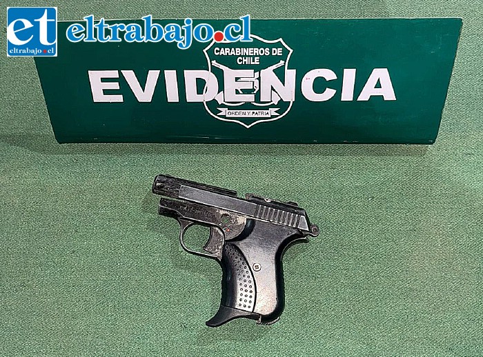 Esta es la pistola incautada por Carabineros, la cual está adaptada para efectuar disparos.