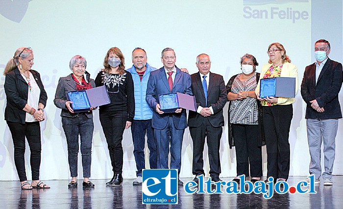 Por 40 años de servicio.- Ellos son Manuel Castro Espínola, María Alicia Rojo de la Rivera y María Cecilia Silva Moreno, acompañados de Alma Araya, del Colegio de Profesores; Natalia Leiva, directora DAEM y directores de sus respectivos establecimientos.